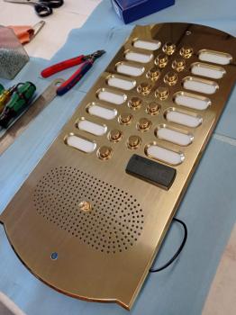 tuer-sprechanlage-begeh-card-messing