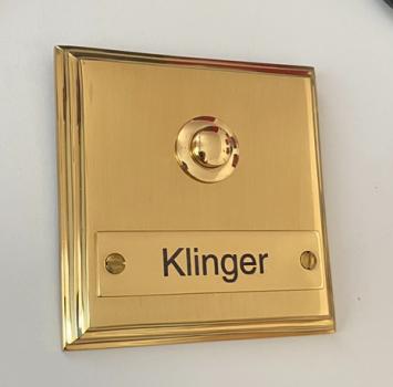 tuerklingel-namensschild-aufputz-messing