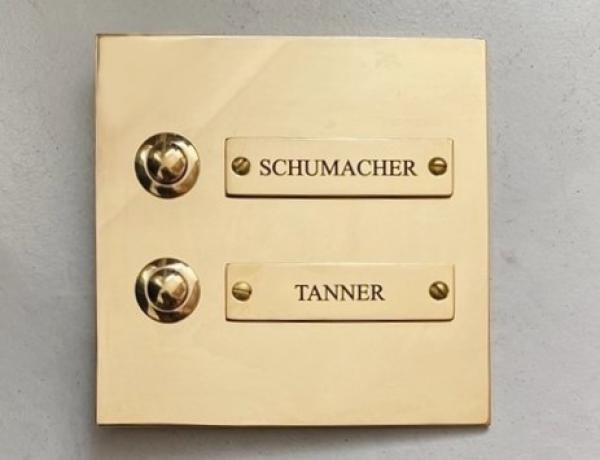 klingel-haustuer-2-namensschild-messing-gravur