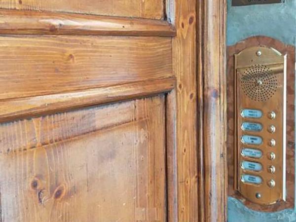 mehrfamilienhaus-gegensprechanlage-messing-italienisch